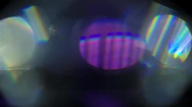 Cennetin çevresinde güneş parıldıyor. Işık ışınları yavaşça dönen elmastan siyah bir arka plana doğru geçer ve mavi ve mor tonlarda parlak gölgeler yaratır. Ağır çekim. Kapat