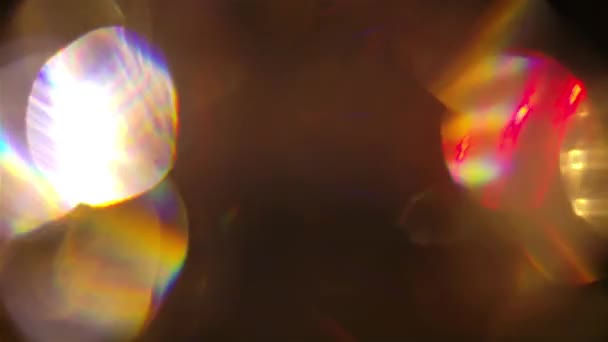 Funkelnder Diamantglanz. Licht wandert durch die Kanten des sich langsam drehenden Diamanten und schafft immer wieder funkelnde Akzente und Regenbogenfarben. Aufnahme auf schwarzem Hintergrund in Zeitlupe in Nahaufnahme — Stockvideo