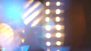 Yumuşak prizmatik gölgeler. Kristal bir yapıda dönen röfleler. Mavi bokeh daireler yavaş çekimde kapatın.