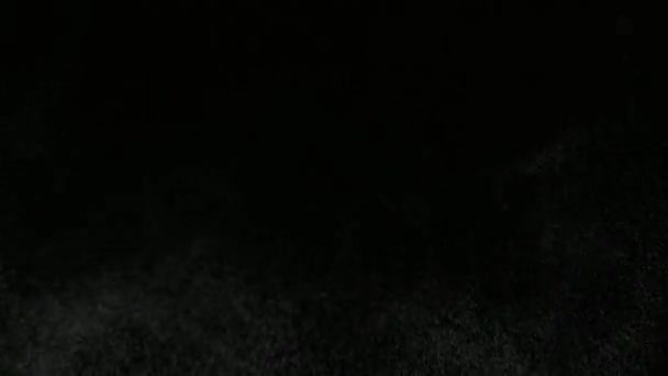 கருப்பு பின்னணியில் தூக்கமின்மை ஸ்ப்ரே. COVID-19 தொற்றுநோய், பாதுகாப்பு மற்றும் தடுப்பு ஆகியவற்றை தெளிக்கவும். துப்புரவு என்ற கருத்து. பக்க பார்வையை மூடு. மெதுவான இயக்கம் . — ஸ்டாக் வீடியோ