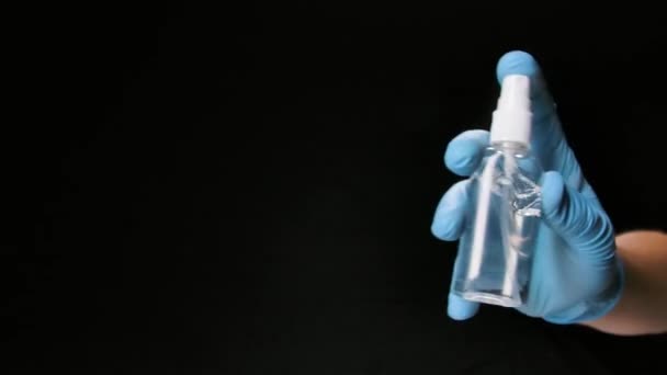 Antibacteriële ontsmettingsmiddel op een zwarte achtergrond spuiten. Desinfectiemiddel ter voorkoming van verkoudheid, virussen, coronavirussen, griep. Spray close-up in slow motion. — Stockvideo