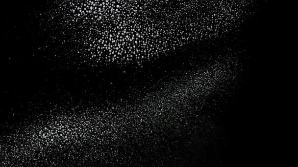 Człowiek czyści szklaną powierzchnię z wirusa korony lub covid-19 antybakteryjnym rozpylaczem piankowym. Koncepcja ochrony przed wirusem. Ręce z bliska na czarnym tle. Zwolniony ruch. — Wideo stockowe