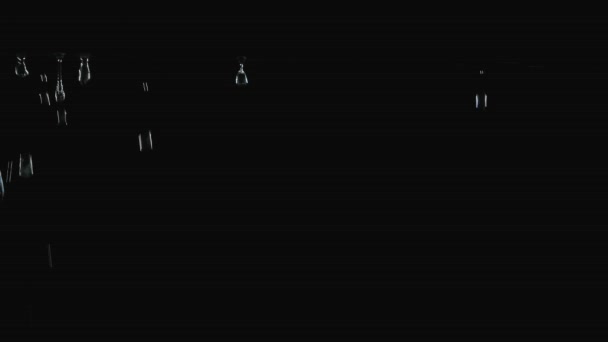 ゆっくりとした動きの中で、個々の雨の滴とその後の水のジェットは、揺れから流れ落ちます。黒い背景の天蓋から落下して閉じる. — ストック動画