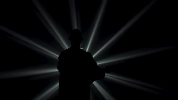 Une silhouette noire d'un homme dans un rayon de lumière qui pratique les éléments de la danse salsa. Le danseur se déplace au ralenti. gros plan. — Video