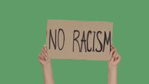 녹색 화면, 크로마 키의 배경에 대해 NO RACISM 에 서명 합니다. 손에는 판지 상자에 붙은 포스터를 들고 있다. 흑인들의 삶은 평화 로운 저항과 관계가 있습니다. 닫아. 느린 동작. — 비디오
