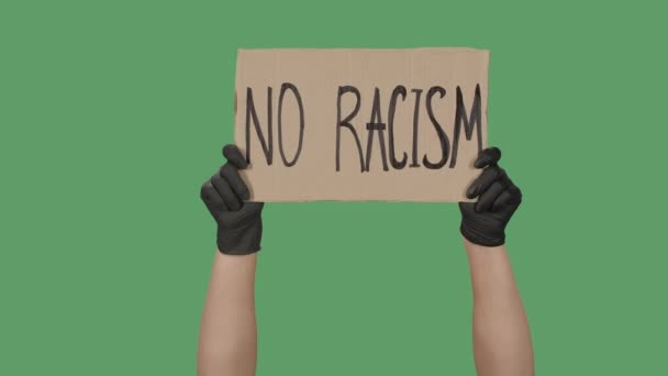 KEIN RACISMUS. Protest-SMS auf Karton. Schluss mit Rassismus. Polizeigewalt. Bannerdesign-Konzept. Hände in schwarzen Handschuhen halten ein Plakat mit grünem Bildschirm, Chroma-Schlüssel. Aus nächster Nähe. Zeitlupe. — Stockvideo