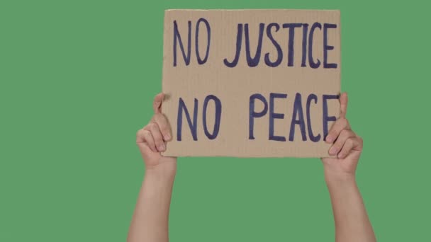 Protesterande affisch med inskription INGEN JUSTERING INGEN FRED. Bakgrund för att illustrera rörelsen för fri rörlighet för mänskliga rättigheter. Kvinnliga händer håller affisch grön skärm, chroma key. Närbild. Långsamma rörelser. — Stockvideo