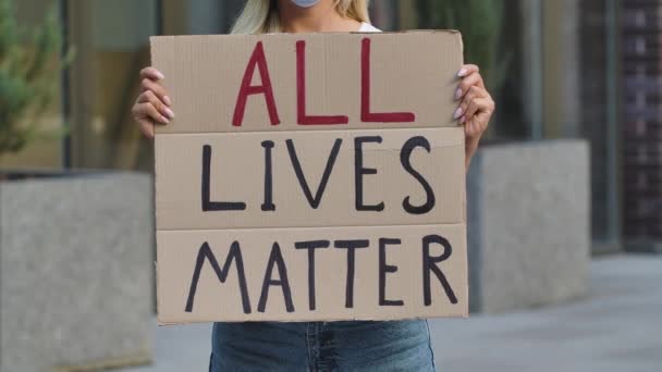 ALLES LIVES MatTER op een kartonnen affiche in de handen van vrouwelijke activiste. Close-up van poster en hand. Rallies tegen racisme en politiegeweld. Langzame beweging. — Stockvideo