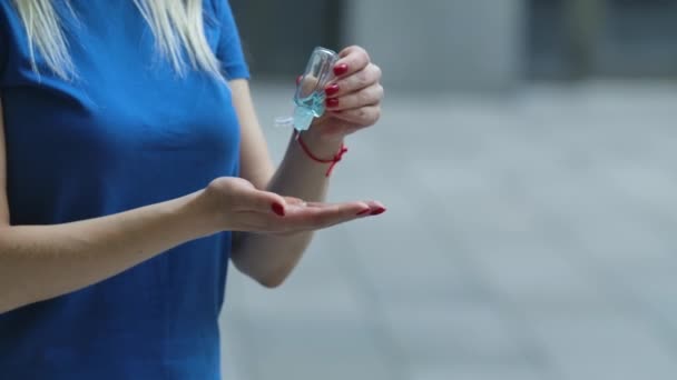 Zijaanzicht van een vrouw desinfecteert haar handen met een antiseptische bactericide gel. Concept voor de bescherming van de gezondheid van Corona virus. Langzame beweging. Handen dicht.. — Stockvideo