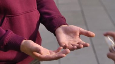 NCov-19 koronavirüsünden korunmak için alkol antiseptik ellerini sterilize eden genç bir adamın portresi. COVID-19 önleyici önlemler. Yan görüş. Gövde ve eller birbirine yakın. Yavaş çekim.