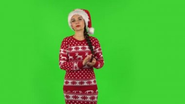 Noel Baba şapkalı tatlı kız bekliyor. Yeşil Ekran