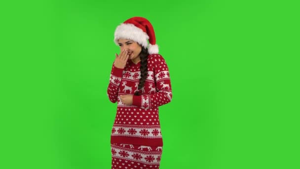 Ragazza dolce in cappello Babbo Natale sta ridendo e divertirsi. Schermo verde — Video Stock