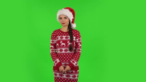 Милая девочка в шляпе Санта Клауса веселится. Зеленый экран — стоковое видео