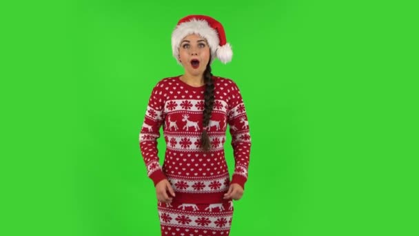 Ragazza dolce in cappello di Babbo Natale con scioccato sorpreso espressione faccia wow. Schermo verde — Video Stock