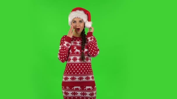 Милая девочка в шляпе Санта Клауса говорит вау с кокетливой улыбкой. Зеленый экран — стоковое видео