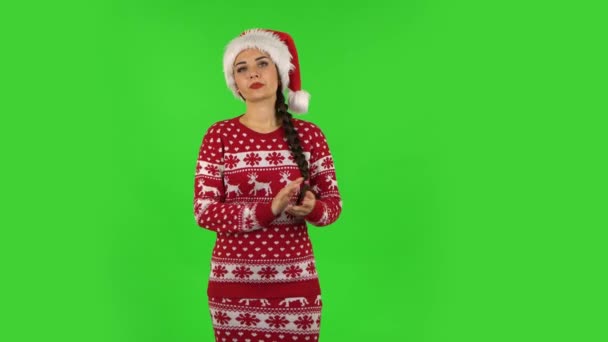 Dolce ragazza in cappello di Babbo Natale è in attesa. Schermo verde — Video Stock