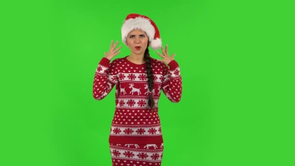 Милая девочка в шляпе Санта-Клауса раздражала жестом в стрессе, выражая раздражение и гнев. Зеленый экран — стоковое видео