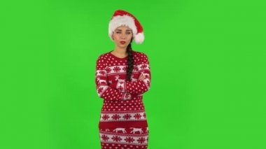 Noel Baba şapkalı tatlı kız sıkıcı bilgiler dinliyor. Yeşil Ekran