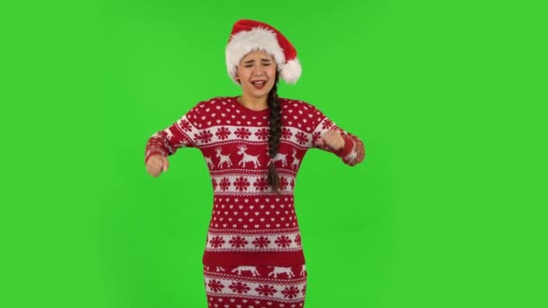 Милая девочка в шляпе Санта Клауса кричит. Зеленый экран — стоковое видео