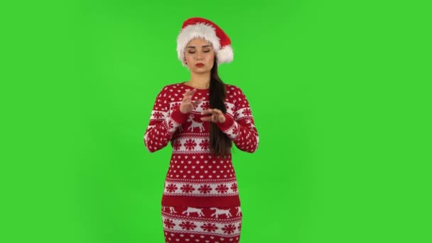 Noel Baba şapkalı tatlı kız stresi reddediyor ve durumu kabulleniyor, sakinleşiyor, derin nefes alıyor. Yeşil Ekran — Stok video