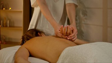 Stres atmak ve sıcak, rahatlatıcı bir spa atmosferinde rahatlamayı teşvik etmek için tasarlanmış rahatlatıcı bir masaj seansı. Spa, masaj salonu, güzellik ve sağlık.