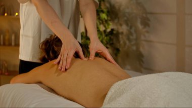 Huzurlu bir kaplıca ortamında rahatlatıcı bir sırt masajı, rahatlama ve stres atağı. Spa, masaj salonu, güzellik ve sağlık.