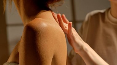 Sakin bir ortamda rahatlamayı ve tedavisel dokunuşu vurgulayan rahatlatıcı bir sırt masajı. Spa salonu, masaj salonu, güzellik ve sağlık.