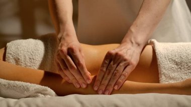 Rahatlatıcı bir masaj terapisi. Stres giderme ve nazik tekniklerle genel olarak iyileşme odaklı..