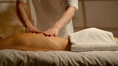 Spa salonunda sırt masajı. Huzurlu bir ortamda rahatlatıcı bir masajın mutluluğunu yaşayın. Rahatlamayı ve iyi olmayı teşvik edin..