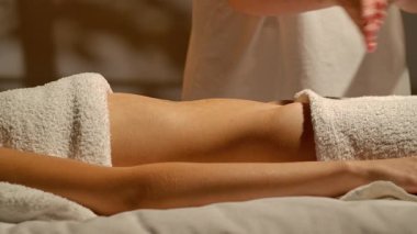 Masaj terapisti aromatik yağ kullanır ve karın derisine masaj yapar. Stres atmak ve nazik teknikler kullanarak genel olarak iyileşmeyi amaçlayan rahatlatıcı bir masaj. Yavaş çekim