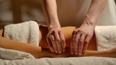 Rahatlatıcı bir masaj terapisi stresi azaltmaya ve nazik tekniklerle genel olarak iyileşmeye odaklanıyor. Yavaş çekim