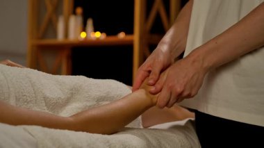 Gerginliği azaltmak ve genel refahı arttırmak için rahatlatıcı profesyonel bir el masajı seansı. Spa masaj salonu, güzellik ve sağlık. Yavaş çekim