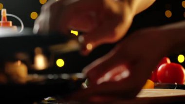 Taze sebze ve ekipmanlarla yemek pişirme sahnesini kapatın, gurme hazırlık sürecini vurgulayın.