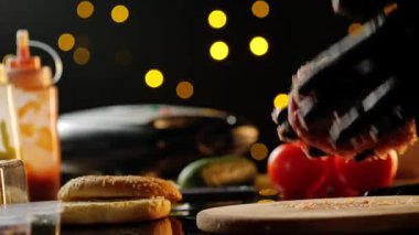 Şef köfteyi şekillendirir ve bir barda veya fast food restoranında kendine özel bir burger yapmak için ızgara yapar. Taze, sağlıklı malzemelerden yiyecek hazırlama süreci.