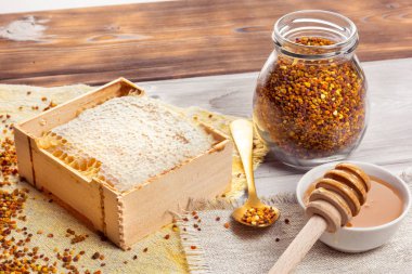 Tahta bir arka planda bal tarakları Yakından Görüntü Yumuşak Odaklanma