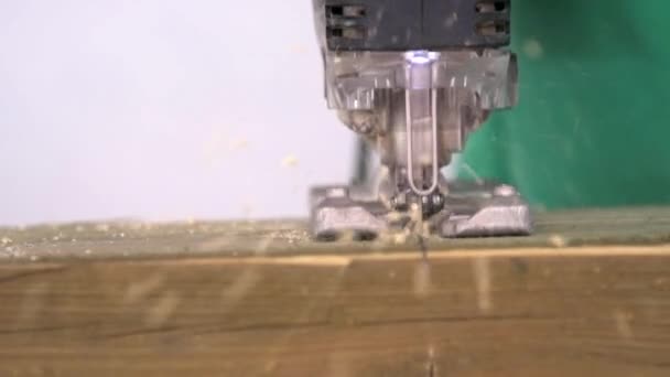 Tembakan Lambat Dari Seorang Tukang Kayu Menggunakan Jigsaw Untuk Memotong — Stok Video