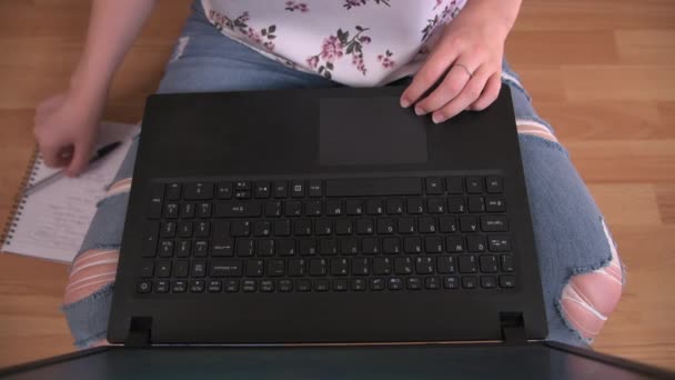 Bir Insan Dizüstü Bilgisayarında Yazarken Tahta Zeminde Bağdaş Kurarak Oturur — Stok video