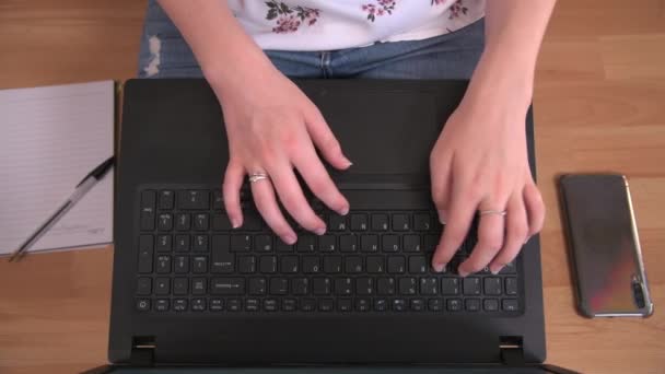 Person Arbeitet Laptop Auf Einem Holzboden — Stockvideo