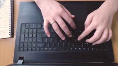 Evdeki masa / masa üzerinde çalışan birinin laptopunda daktilo yazmasını kapat
