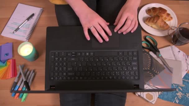 Innenarchitekten Arbeiten Von Hause Aus Mit Einem Laptop Und Machen — Stockvideo