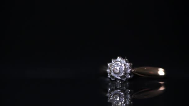 Slowly Zooming Gold Diamond Engagement Ring Dark Reflective Background — Stock Video