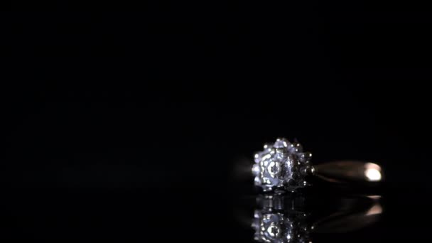 Licht Bewegt Sich Über Einen Diamanten Verlobungsring Auf Dunklem Reflektierendem — Stockvideo