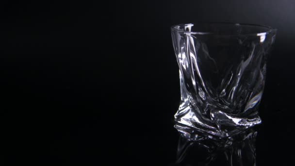 黑暗的反光背景上的空的现代玻璃杯 — 图库视频影像