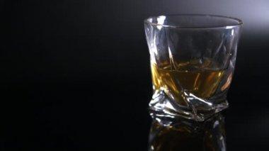 Viskiyle dolu modern cam bardak üzerinde hareket eden ışık.