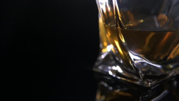 Dicht Bij Modern Glasglas Gevuld Met Whisky — Stockvideo