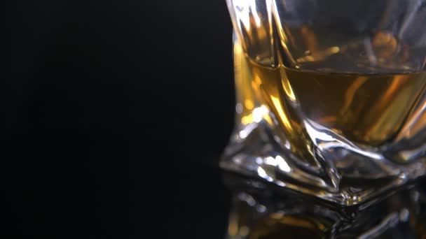 Modern Glasglas Gevuld Met Whiskey Close — Stockvideo