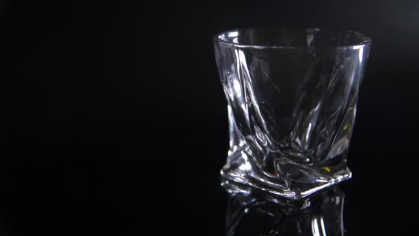 Ρίχνει Ουίσκι Ουίσκι Μοντέρνο Ποτήρι Σκούρο Φόντο — Αρχείο Βίντεο