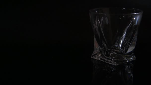 Verter Whisky Limpio Vaso Vidrio Moderno Sobre Fondo Reflectante Oscuro — Vídeos de Stock