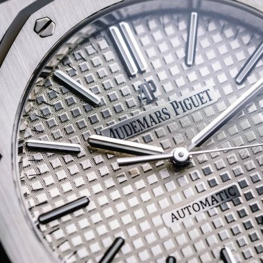Aachen / Almanya - 02 Ocak 2020: Audemars Piguet adlı markanın güzel bir saatine yakın çekim. Audemars Piguet Holding Sa, İsviçreli bir mekanik saat ve saat üreticisi..