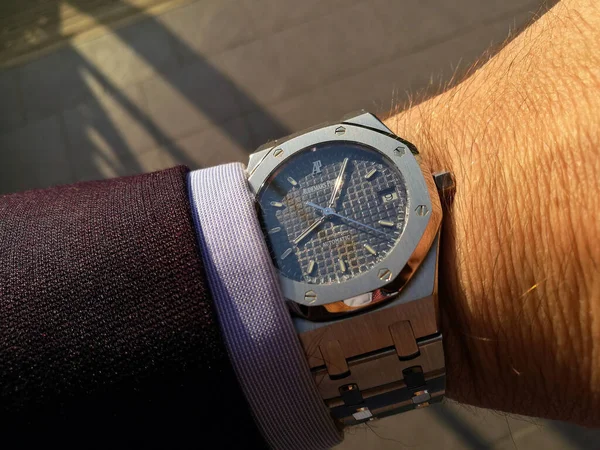 Montre Bracelet Chronographe Avec Bracelet Métal Cuir Fabriqué Suisse — Photo